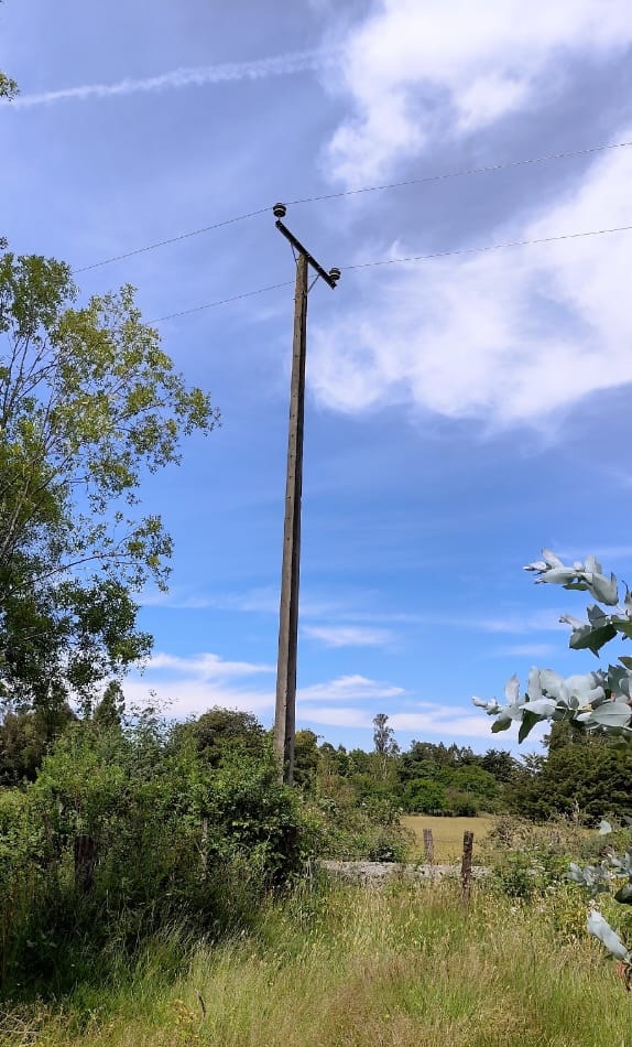 Poste de electricidad contiguo